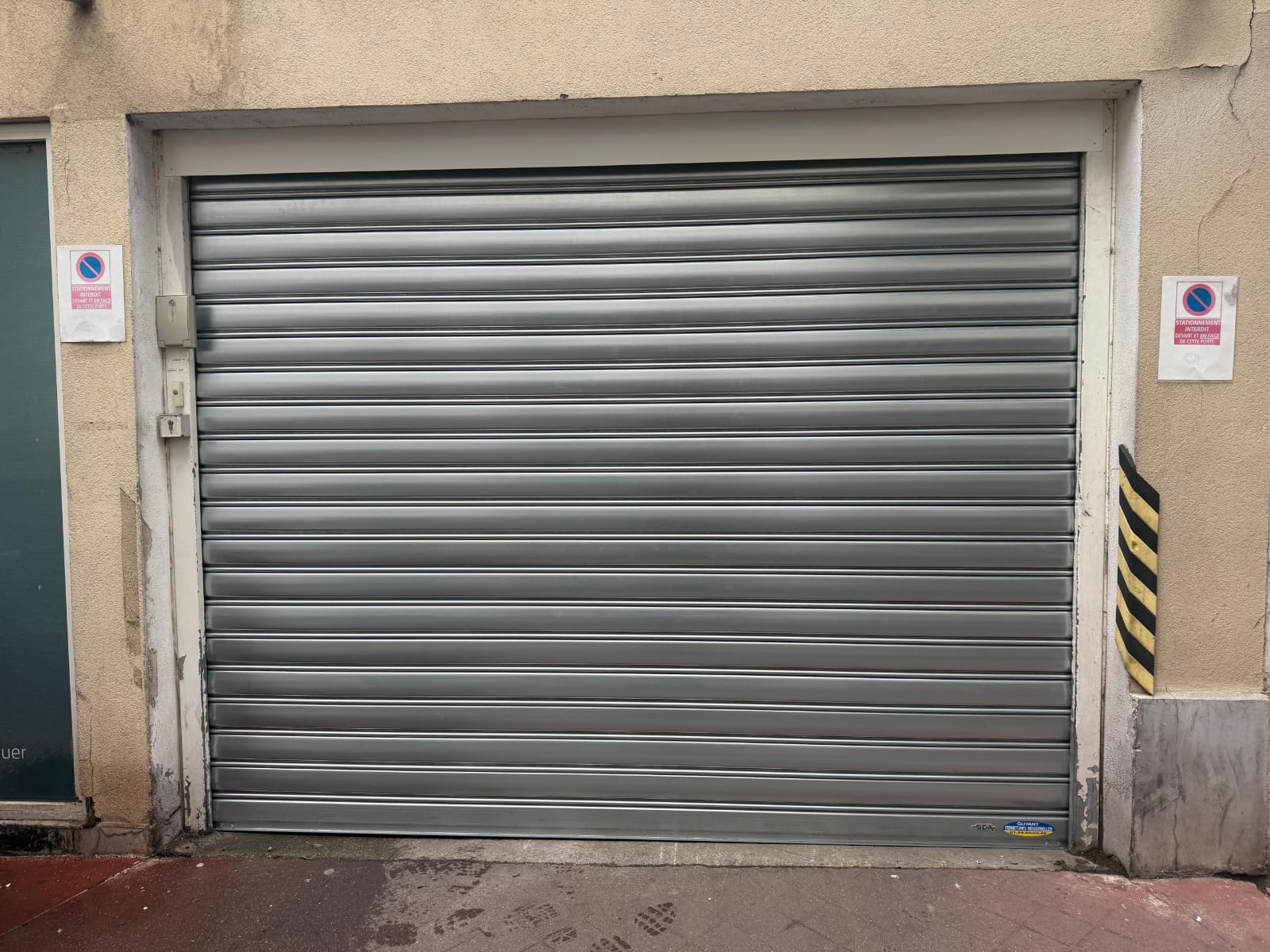 Rideaux métalliques installée sur un bâtiment professionnel