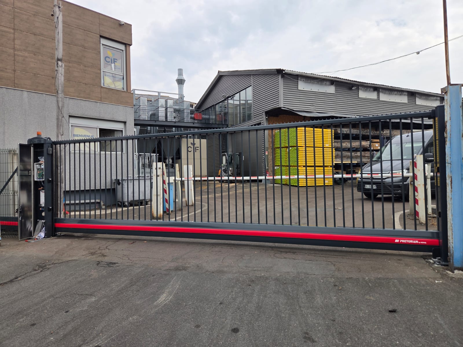 Portails industriels installée sur un bâtiment professionnel