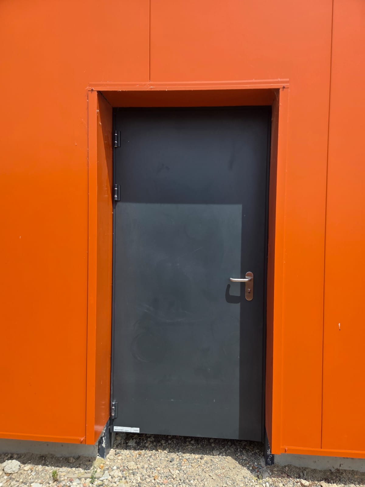 Portillons installée sur un bâtiment professionnel