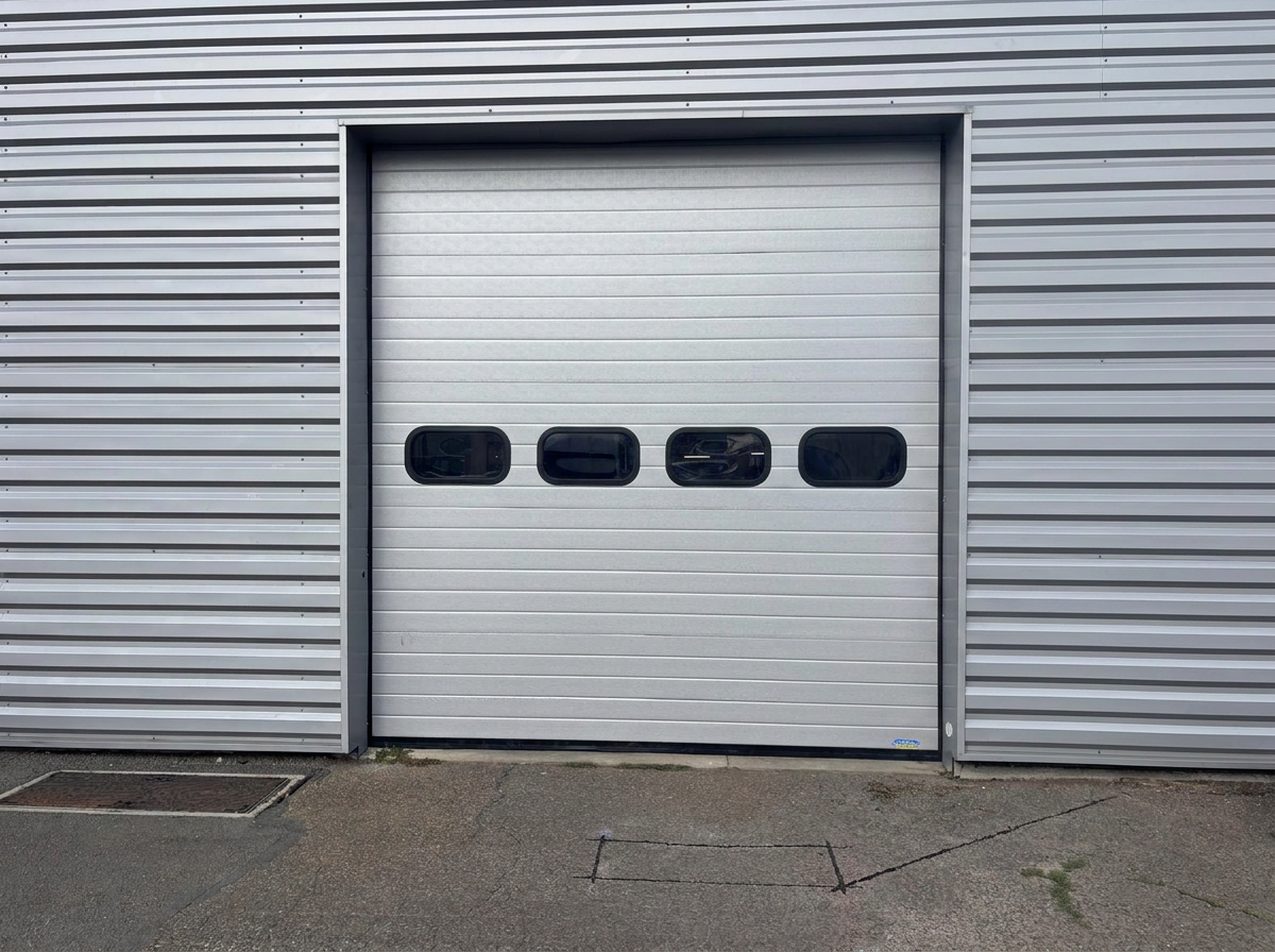 Portes sectionnelles installée sur un bâtiment professionnel