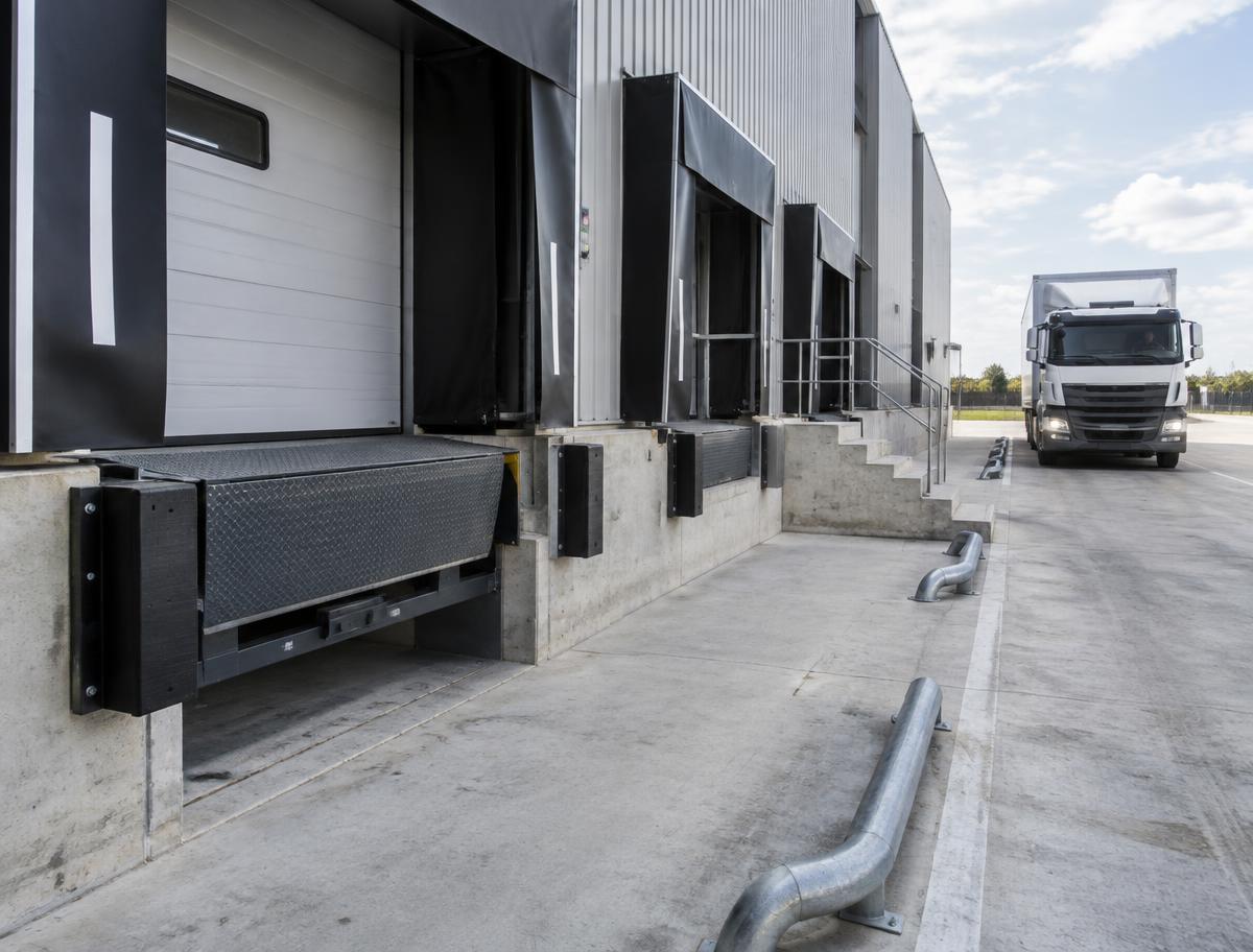 Quais de chargement et sas installée sur un bâtiment professionnel